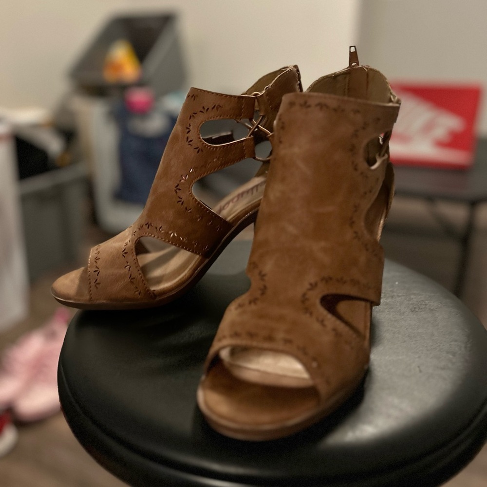 Beautiful leather sandal bootie like new condition